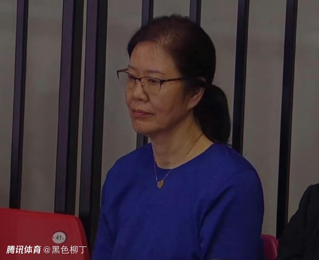 女趴下脱裙子撅屁股打pp